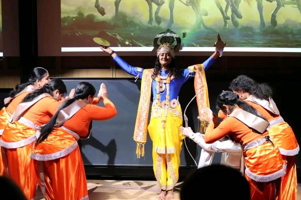 जापान रवाना हुईं महापौर  वैश्विक मंच पर गूंजेगा गीता संदेश  टोक्यो व ओसाका में 24 जून तक स्वामी ज्ञानानन्द महाराज के सान्निध्य में होगा अंतरराष्ट्रीय गीता महोत्सव